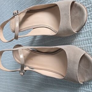 Champagne metallic sling back pump